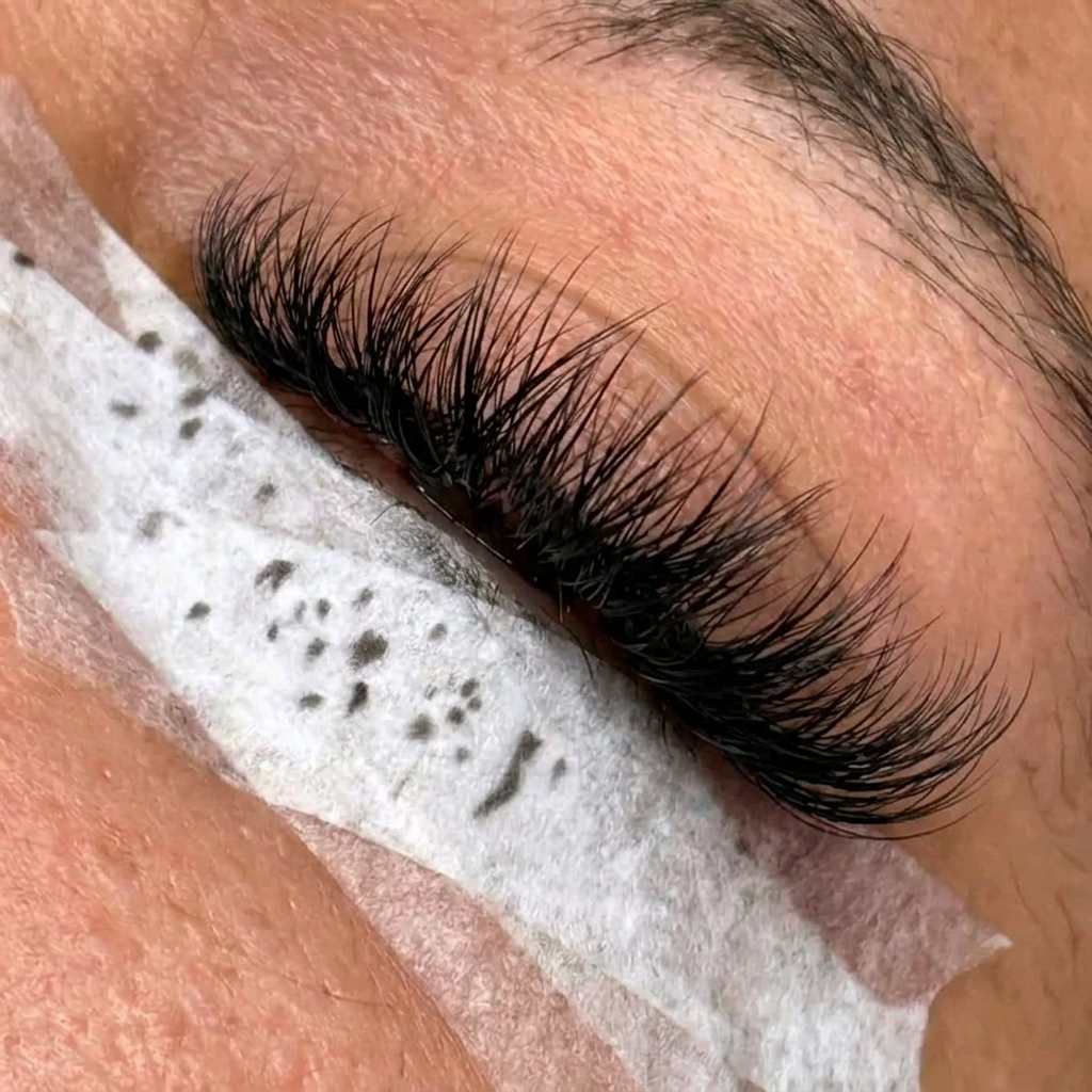 Wispy spikes eyelash extension set close-up